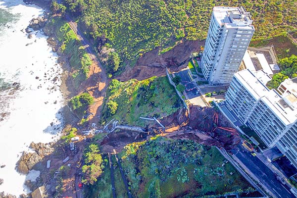 <p>Viña del Mar vuelve a congelar la entrega de permisos de construcción en la zona afectada por los socavones</p>