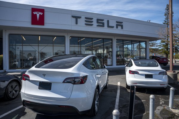 <p>Ventas anuales de vehículos eléctricos de Tesla disminuyen por primera vez en más de una década</p>
