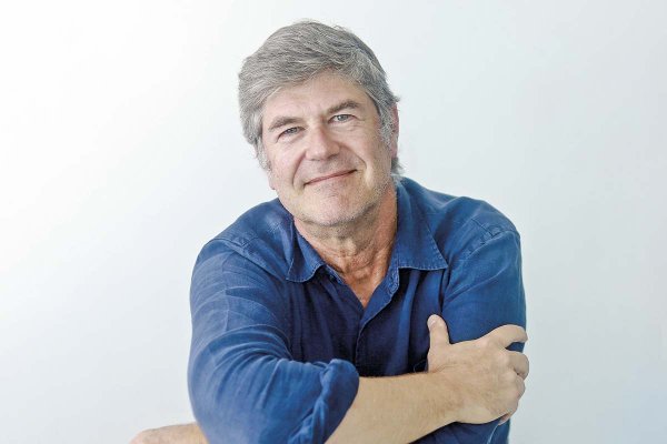 James Hamilton vuelve a Chile y lanza un nuevo libro: “Lo parto con una pregunta que me daba terror: ‘¿Por qué me abusaron?’”