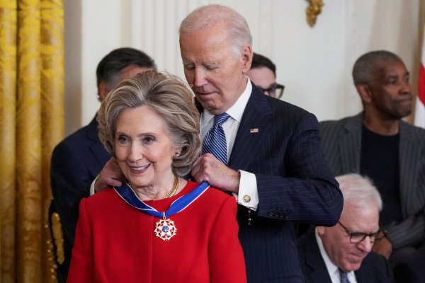 <p>Biden concede Medalla Presidencial de la Libertad a Hillary Clinton, Michael J. Fox, Denzel Washington, Lionel Messi</p>