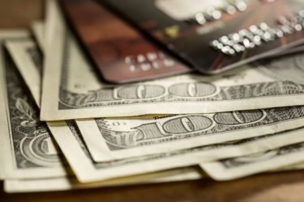 <p>Cuentas corrientes en dólares aumentan 36% a octubre, pero saldos caen 24% en un año</p>