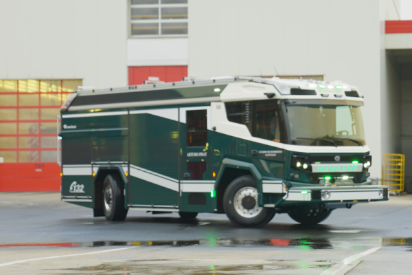 Bomberos de Santiago inicia embarque del primer carro bomba eléctrico de Latinoamérica