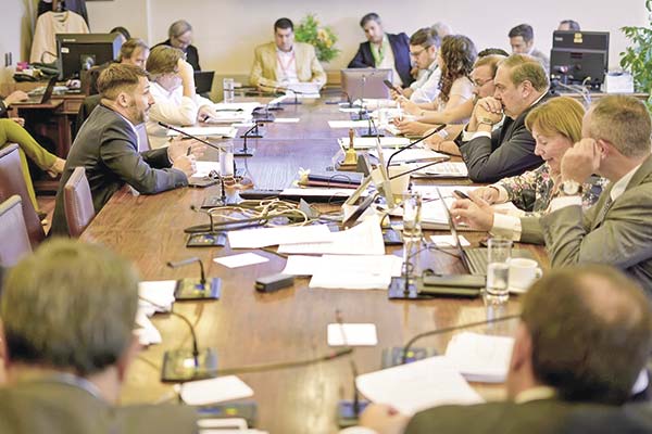 Proyecto de subsidio eléctrico logra luz verde en comisión de Hacienda de la Cámara, pero persisten las críticas