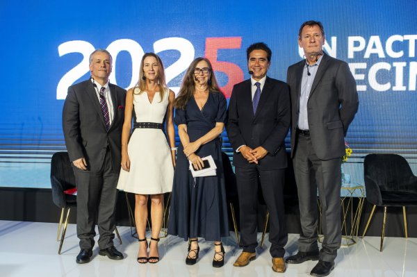 <p>Un pacto de desarrollo para Chile: la propuesta que unió a Briones y Landerretche para retomar el crecimiento y dejar atrás la "mediocridad estructural"</p>