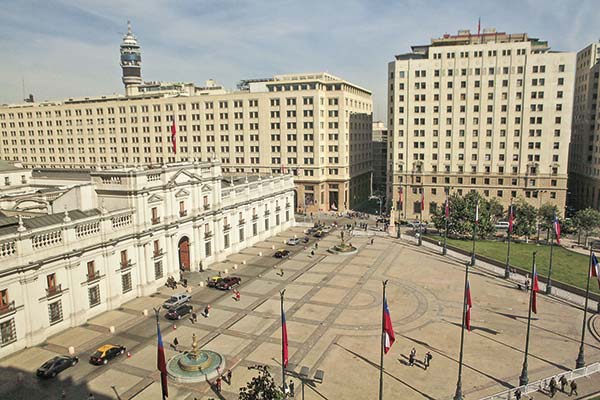 <p>Deuda pública alcanza nuevo récord desde 1990 y supera el 42% del PIB al tercer trimestre</p>