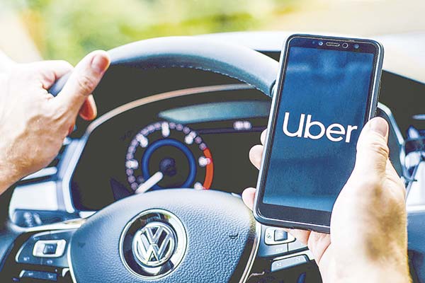 Empresa reclama que conductor de Uber se quedó con mochila con vale vista de casi $ 300 millones