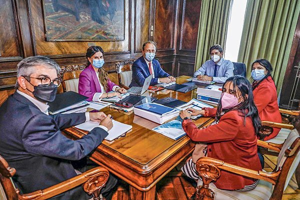 <p>A inicios del 2022, el entonces ministro de Hacienda, Rodrigo Cerda, se reunió con su sucesor, Mario Marcel, y su equipo para coordinar el traspaso entre ambas administraciones.</p>