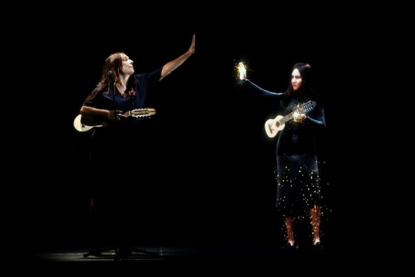 <p>Javiera Parra cantó junto al holograma de su abuela, Violeta Parra, la emblemática Gracias a la vida. Foto: Wise</p>