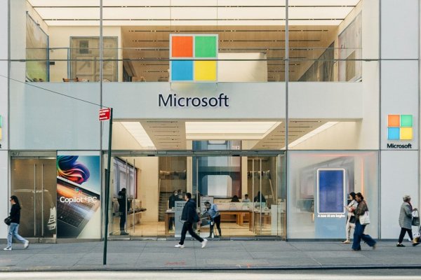 <p>Microsoft eleva precio de su paquete de software Office en hasta 43% apostando a demanda por nuevas herramientas de IA</p>