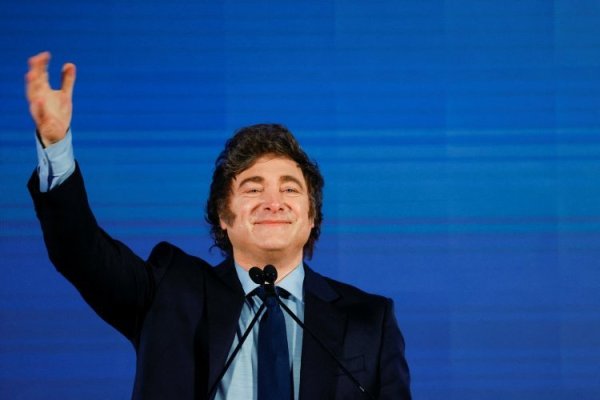 Mundo empresarial chileno elige a Milei como personaje de 2024 y ve este año marcado por la falta de crecimiento económico