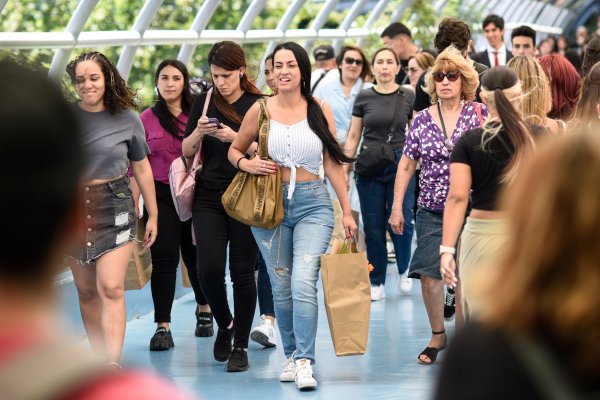 <p>Mujeres dedican dos horas más que los hombres al trabajo no remunerado</p>