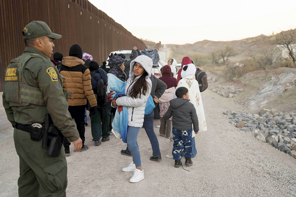 Sin señales aún de aranceles, las primeras medidas contemplan “emergencia nacional” en inmigración y en energía