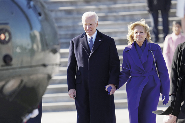 Biden entrega indultos preventivos a sus familiares y al médico que lideró la estrategia contra el Covid