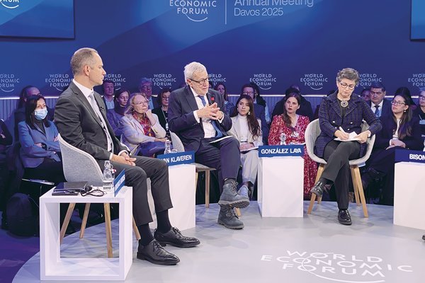En Davos, canciller Van Klaveren destaca rol de la región en la transición a la economía verde
