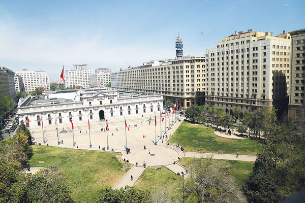 Fitch mantiene la clasificación de crédito de Chile en A- y con perspectiva estable