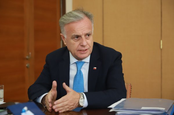 Nuevos dueños de CLC anotan el primer hito : exministro Emilio Santelices se prepara a asumir la dirección médica
