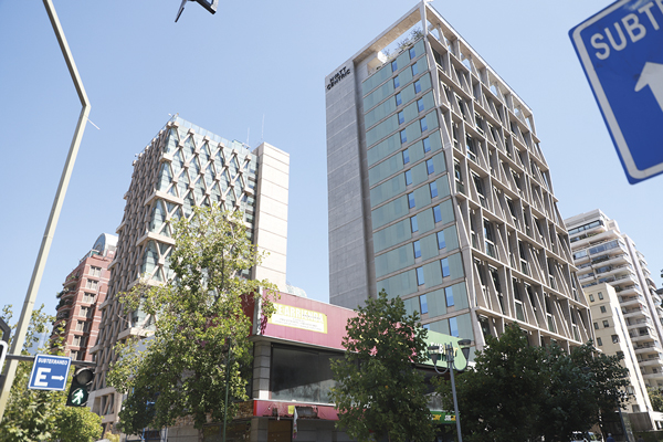 Las Condes visa anteproyecto que busca ampliar hotel en emblemática esquina de Av. Apoquindo