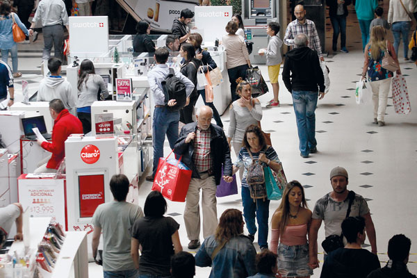 El 2025 arranca con un aumento moderado en la confianza de los consumidores chilenos