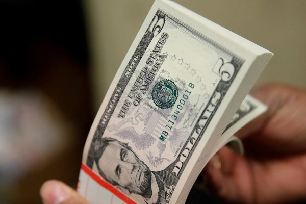 <p>Dólar cierre a la baja en Chile tras anuncio de tasas de la Fed y atento a amenazas de aranceles de Trump</p>