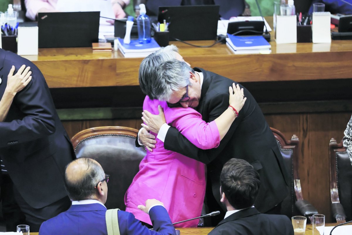 <p>Conversaciones fuera de micrófono y otros detalles: La trastienda de la votación de la reforma previsional</p>