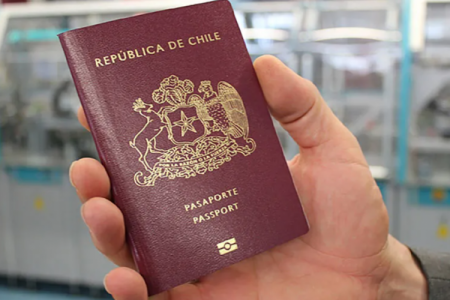 Fiscal en EEUU hace un llamado al gobierno de Trump para eliminar a Chile del programa Visa Waiver