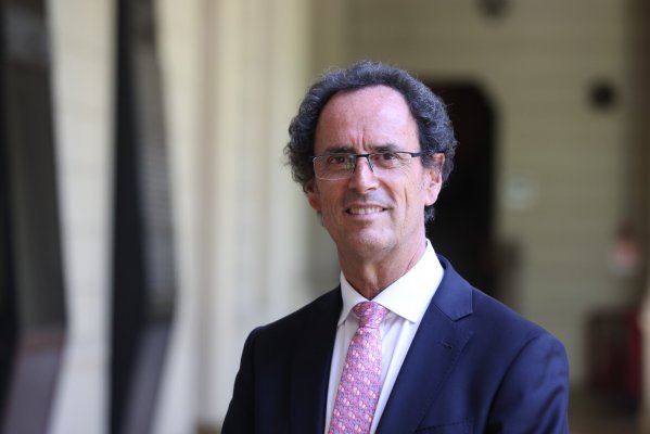 Sismos, tenis y raíces asturianas: Las distintas aristas del nuevo rector UC