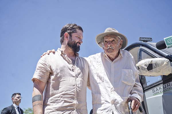 Presidente Boric se reúne con Mujica en Uruguay