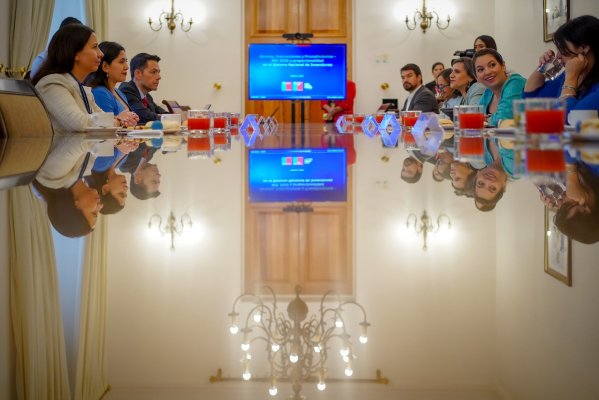<p>La ministra de Desarrollo Social, Javiera Toro y la subsecretaria de Evaluación Social, Paula Poblete participaron de la reunión. Foto: Ministerio de Desarrollo Social</p>