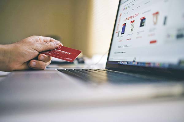 <p>Ventas online del retail caen un 2,5% en el cuarto trimestre de 2024, pero cierran el año con una leve alza</p>
