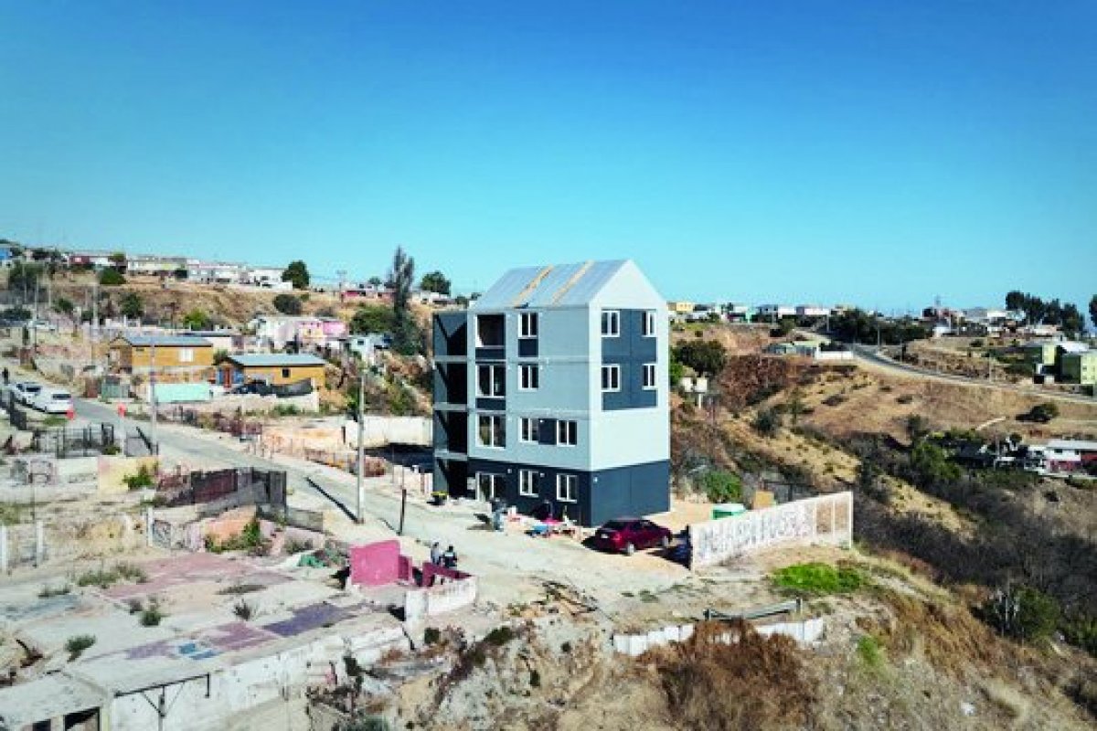 <p>En medio de debate por reconstrucción tras incendios, Alejandro Aravena instala edificio piloto en El Olivar</p>