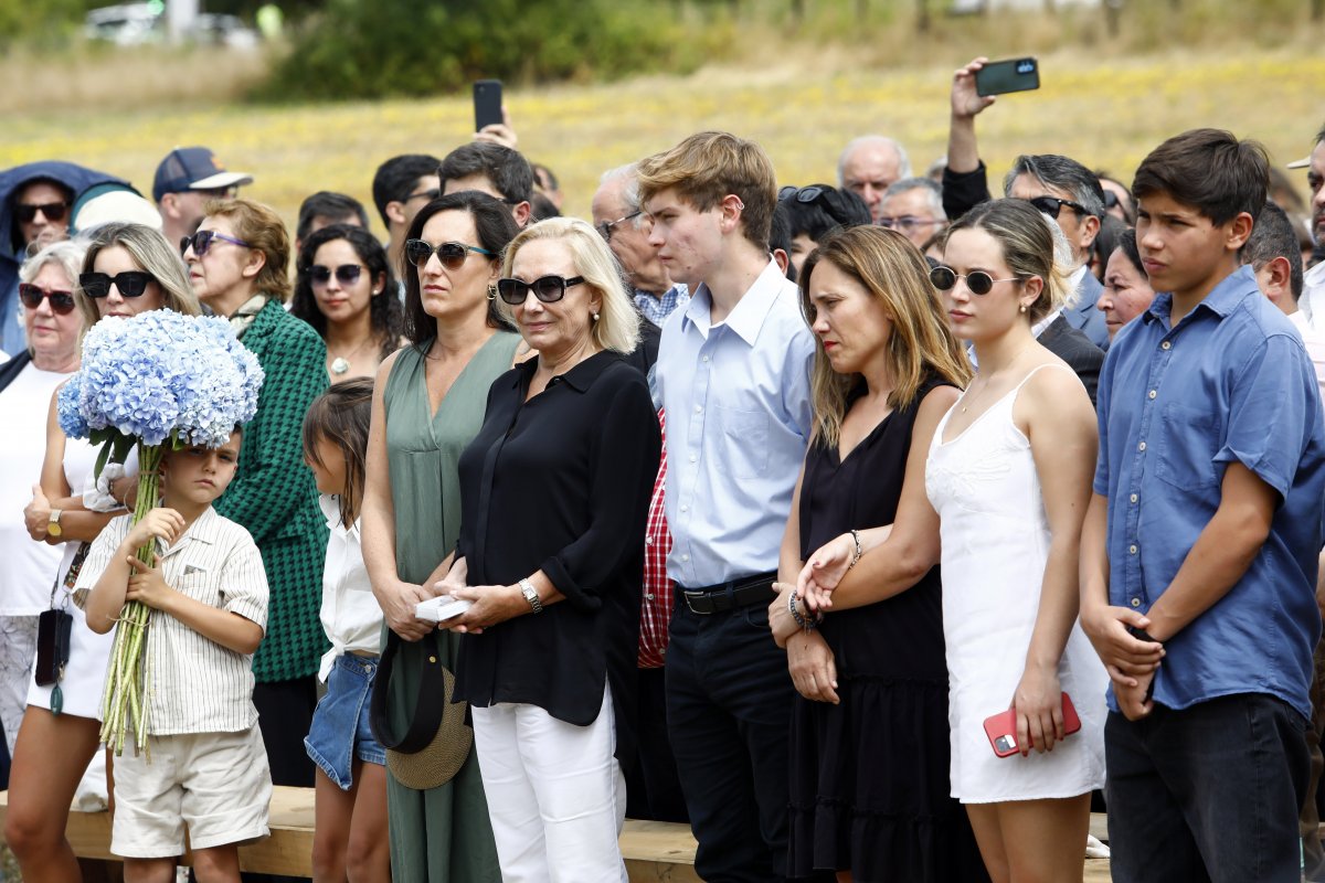 <p>El ciprés, el almuerzo y el minuto de silencio: la íntima conmemoración de la familia Piñera</p>