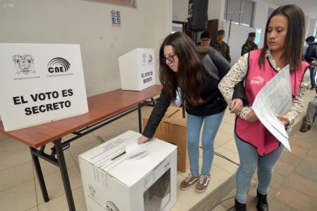 En medio de una alta polarización, Ecuador acude a las urnas para votar por su próximo presidente