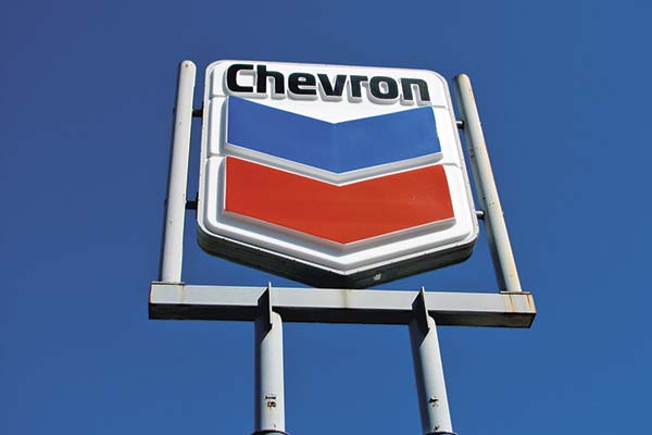 Chevron planea despedir al 20% de sus trabajadores para reducir costos