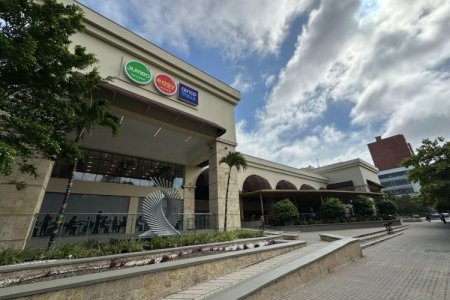 Cenco Altos del Prado en Barranquilla instala más de 1.220 paneles solares para uso de energías limpias en las áreas comunes del mall