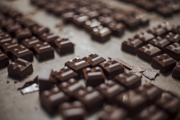Fabricantes de chocolate advierten ajustes de hasta 50% en precios debido al aumento del cacao