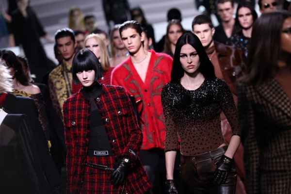 Prada trabaja con asesores para evaluar una posible oferta por Versace