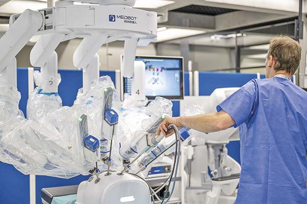 Firma chilena de tecnología médica vende una de sus áreas a multinacional Olympus y apuesta por la cirugía robótica