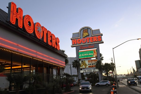 Hooters analiza con acreedores su posible quiebra en los próximos meses