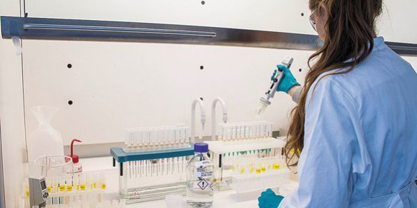 Centro de Universidad Los Andes recibe financiamiento de empresa estadounidense para investigación de tratamiento de cáncer