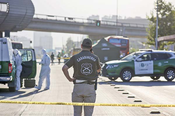 Delincuencia, polarización y migración son los riesgos que se perciben para Chile este 2025