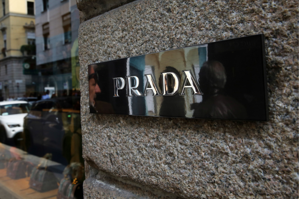 Prada estaría cerca de cerrar acuerdo para adquirir Versace por hasta US$ 1.600 millones