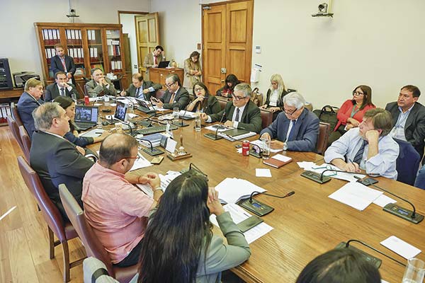 Oposición sube la presión sobre Marcel, quien intenta despejar las dudas por los traspasos desde Corfo al Tesoro