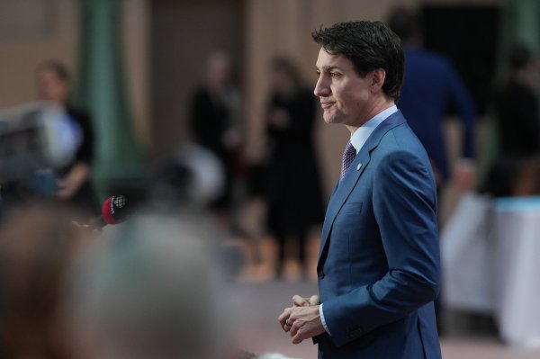 Canadá contraataca y anuncia aranceles de 25% a gran parte de los productos importados desde EEUU