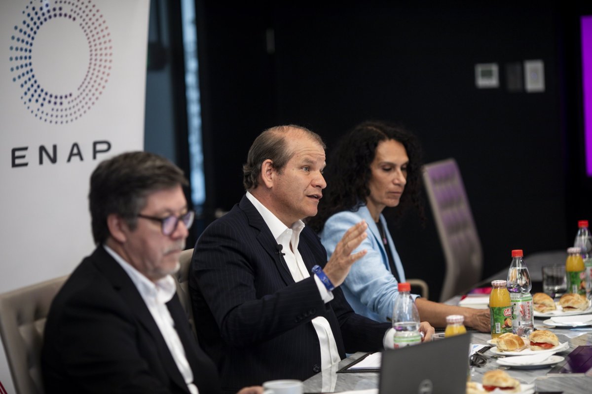 <p>Julio Friedmann, gerente general de ENAP (al centro), en la presentación de resultados de 2024 de la estatal. </p>