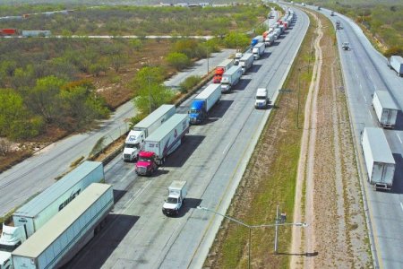 Unos 200.000 camiones se atoran en aduanas mexicanas por pago de aranceles