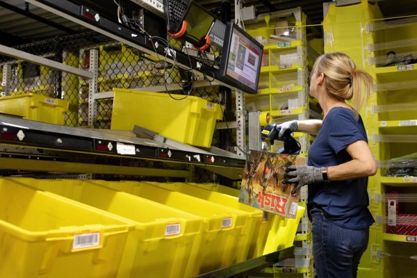 <p>Creación de puestos se mantiene estable en EEUU, pero alza del desempleo confirma enfriamiento del mercado laboral</p>