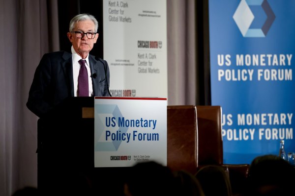 <p>Presidente de la Fed admite mayor incertidumbre, pero asegura "no hay necesidad de apresurarse" a recortar las tasas</p>