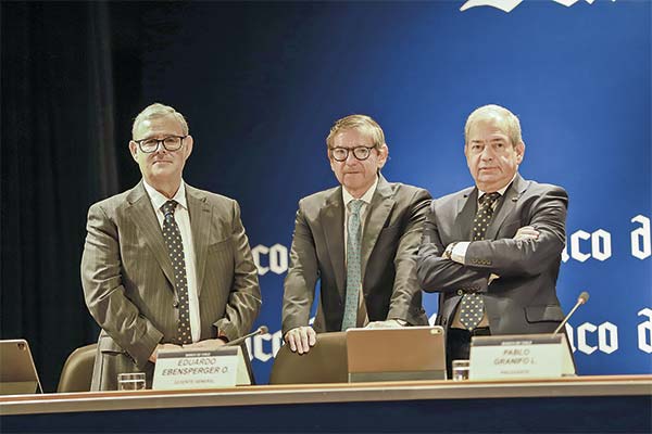 <p>El gerente de la división de gestión y control financiero, Rolando Arías; el presidente de Banco de Chile, Pablo Granifo; y el gerente general, Eduardo Ebensperger. Foto: Julio Castro</p>