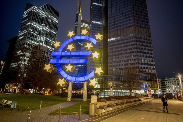 <p>PIB de la Eurozona crece más de lo previsto en el cuarto trimestre, pero enfrenta complejo escenario global</p>