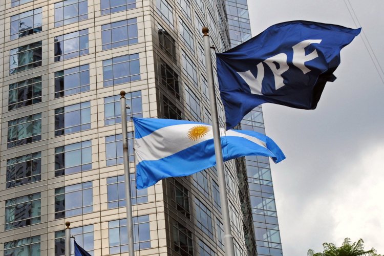 <p>Argentina YPF compra cuatro nuevas concesiones en Vaca Muerta</p>